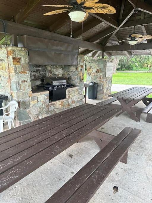 Lake Valrico'S Camelot Court With Heated Pool & Access To Private Lake Екстериор снимка