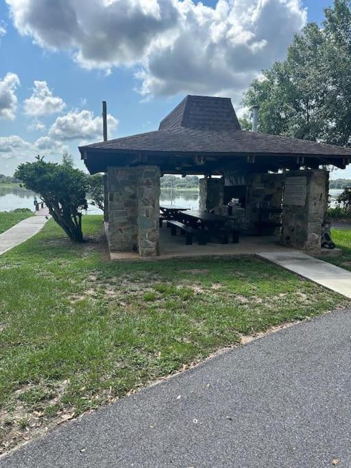 Lake Valrico'S Camelot Court With Heated Pool & Access To Private Lake Екстериор снимка